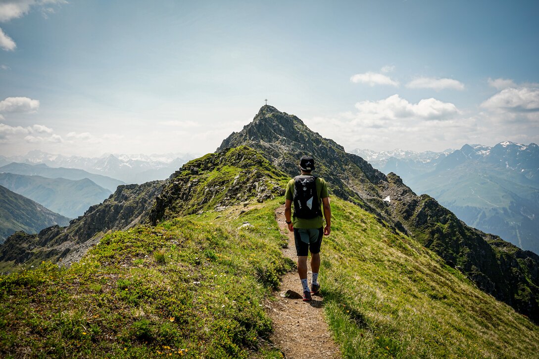 Ein Wanderer läuft am Gipfelweg Zamang Richtung Gipfel der Zamangsitze in der Silvretta Montafon. | © Silvretta Montafon - Vanessa Strauch