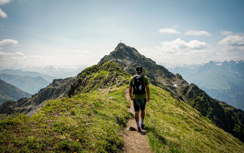 Ein Wanderer läuft am Gipfelweg Zamang Richtung Gipfel der Zamangsitze in der Silvretta Montafon. | © Silvretta Montafon - Vanessa Strauch