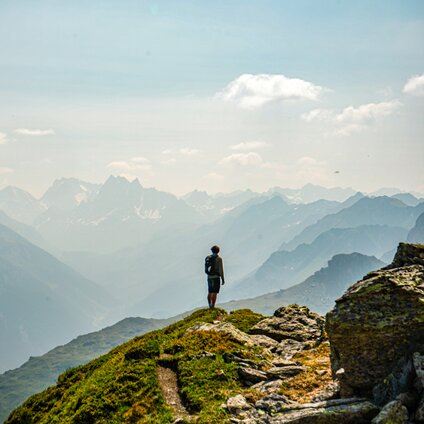 Ein Wanderer steht am Panoramaweg Zamang und genießt die Aussicht beim Wandern in der Silvretta Montafon. | © Silvretta Montafon - Vanessa Strauch