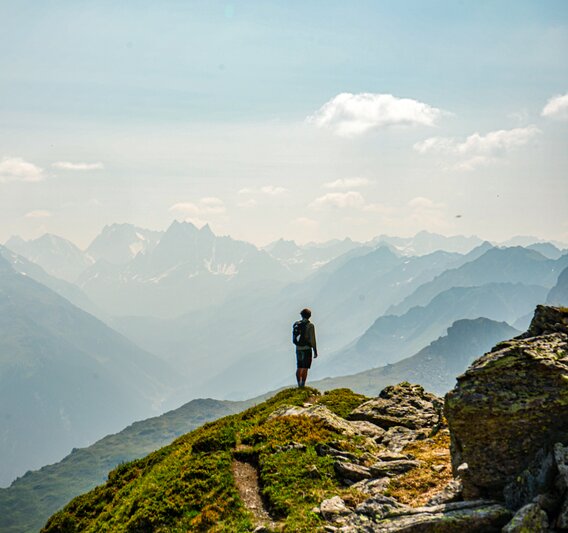 Ein Wanderer steht am Panoramaweg Zamang und genießt die Aussicht beim Wandern in der Silvretta Montafon. | © Silvretta Montafon - Vanessa Strauch