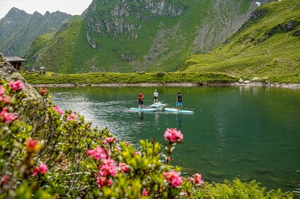 Drei Personen mit SUP paddeln auf einem Bergsee im Seetal am Hochjoch in der Silvretta Montafon. | © Silvretta Montafon - Vanessa Strauch