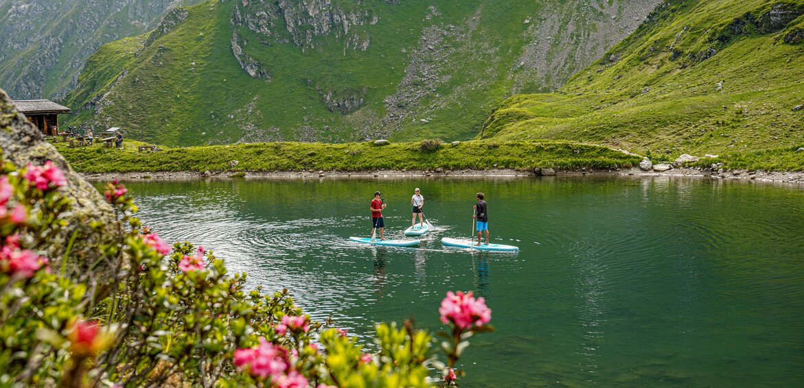 Subs am Hochjoch - Silvretta Montafon | © Silvretta Montafon - Vanessa Strauch Drei Personen mit SUP paddeln auf einem Bergsee im Seetal am Hochjoch in der Silvretta Montafon. | © Silvretta Montafon - Vanessa Strauch