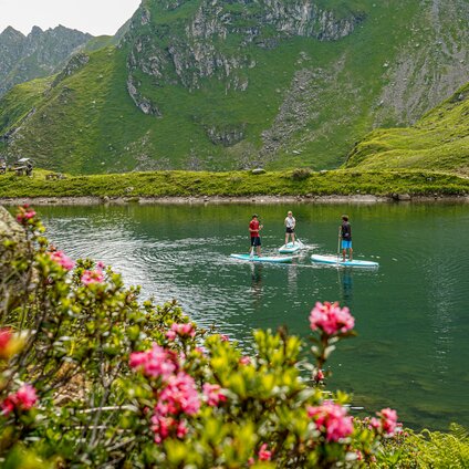 Drei Personen mit SUP paddeln auf einem Bergsee im Seetal am Hochjoch in der Silvretta Montafon. | © Silvretta Montafon - Vanessa Strauch
