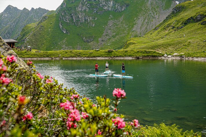 Drei Personen mit SUP paddeln auf einem Bergsee im Seetal am Hochjoch in der Silvretta Montafon. | © Silvretta Montafon - Vanessa Strauch