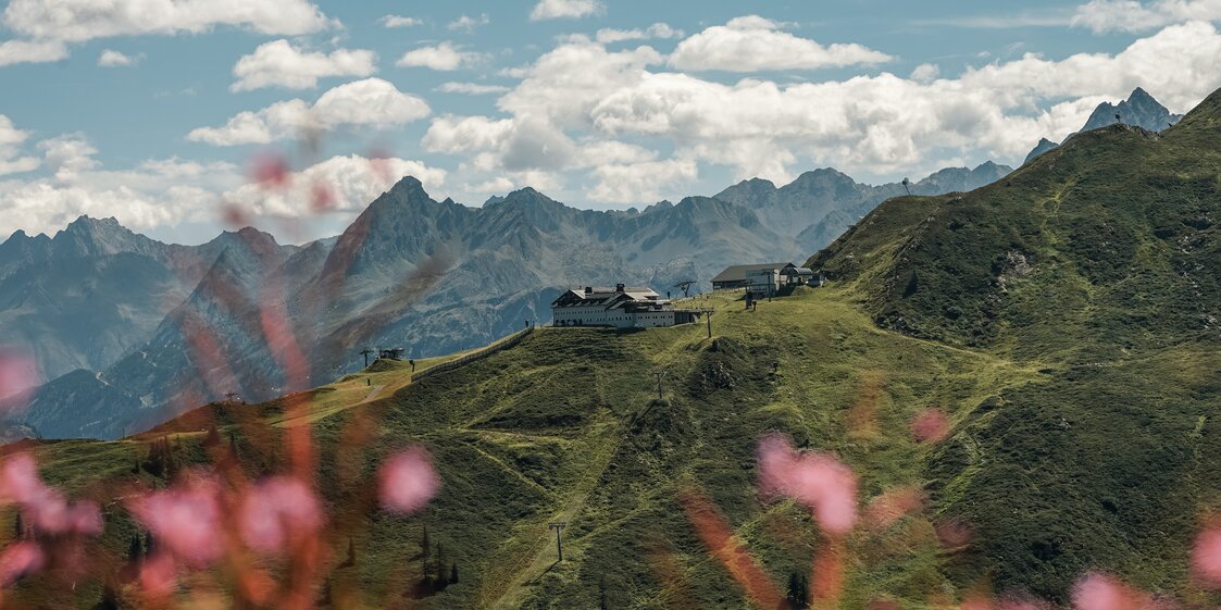 Bergpanorama mit Blick auf ein Restaurant. | © Silvretta Montafon - Vanessa Strauch