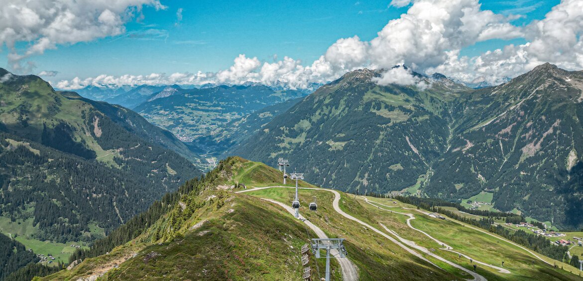 Valisera Bahn - Silvretta Montafon | © Silvretta Montafon - Vanessa Strauch Die Valisera Bahn im Sommer mit grüner Berglandschaft im Hintergrund | © Silvretta Montafon - Vanessa Strauch