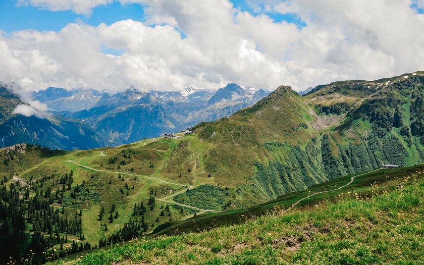 Ausblick auf die Nova Stoba vom Valisera aus im Sommer  | © Silvretta Montafon - Vanessa Strauch