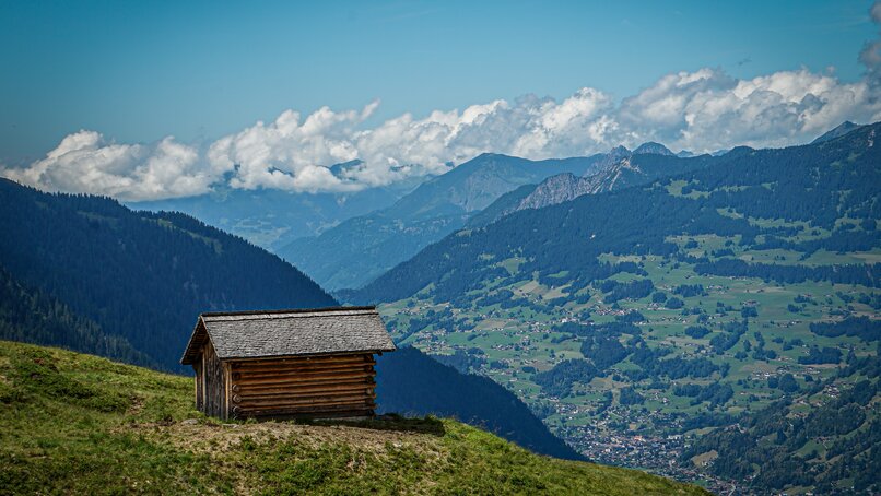 Eine Holzhütte mit Ausblick auf das Tal im Montafon in der Silvretta Montafon | © Silvretta Montafon - Vanessa Strauch