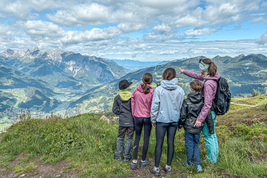 Eine Mutter zeigt ihren Kindern die Bergwelt in der Silvretta Montafon | © Silvretta Montafon - Natascha Zandveld