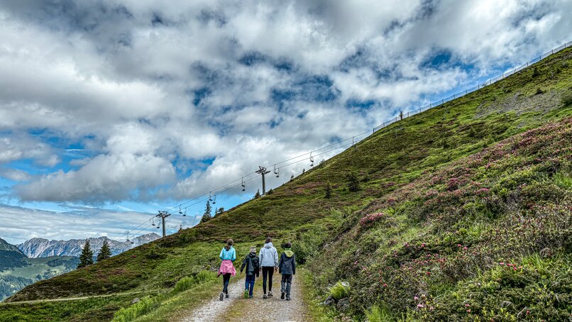 Vier Kinder laufen gemeinsam über den Wanderweg in schöner Berglandschaft | © Silvretta Montafon - Natascha Zandveld
