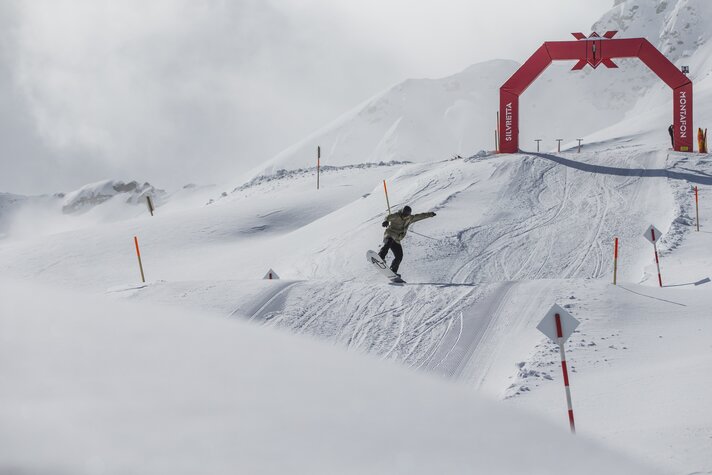 Ein Mann fährt mit dem Snowboard im Freeride Cross in der Silvretta Montafon | © Silvretta Montafon - Martin Erd