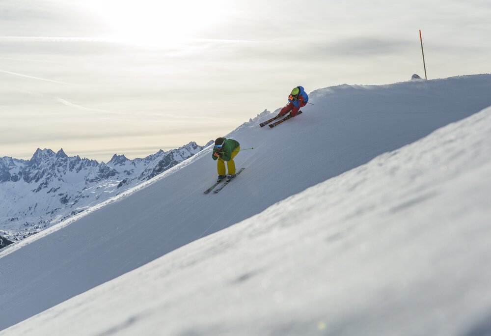 Zwei Männer fahren auf den Ski im Freeride Cross in der Silvretta Montafon | © Silvretta Montafon - Martin Erd