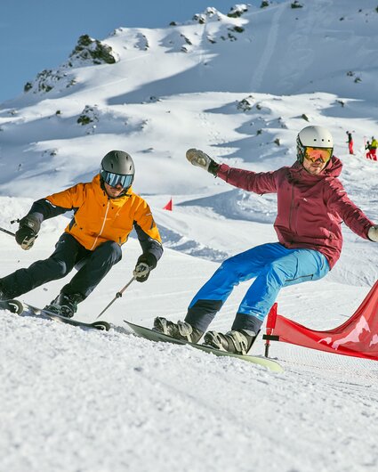 Ein Skifahrer und ein Snowboarder auf der Piste im Race Cross in der Silvretta Montafon. | © Silvretta Montafon - Stefan Kothner