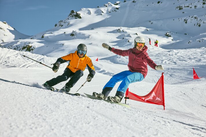 Ein Skifahrer und ein Snowboarder auf der Piste im Race Cross in der Silvretta Montafon. | © Silvretta Montafon - Stefan Kothner