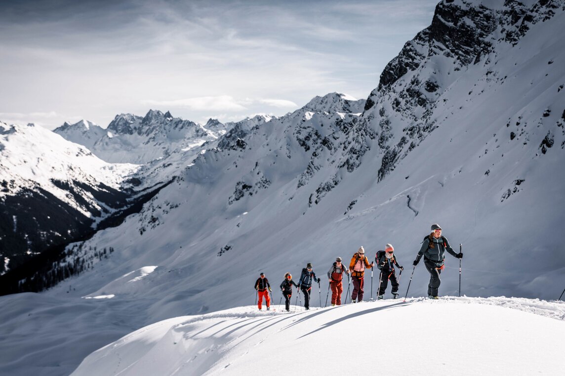 Eine Gruppe von Personen beim Aufstieg in den verschneiten Bergen der Silvretta Montafon. | © Silvretta Montafon - Max Draeger