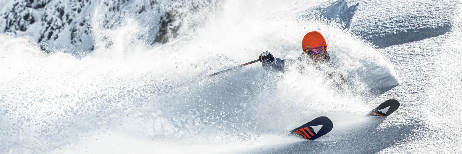 Freeriden - Silvretta Montafon | © Silvretta Montafon - Daniel Zangerl Ein Freerider genießt seine Abfahrt durch den Tiefschnee in der Silvretta Montafon | © Silvretta Montafon - Daniel Zangerl