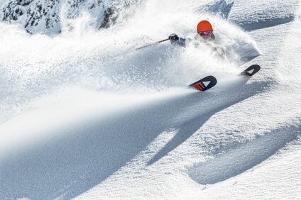 Ein Freerider genießt seine Abfahrt durch den Tiefschnee in der Silvretta Montafon | © Silvretta Montafon - Daniel Zangerl