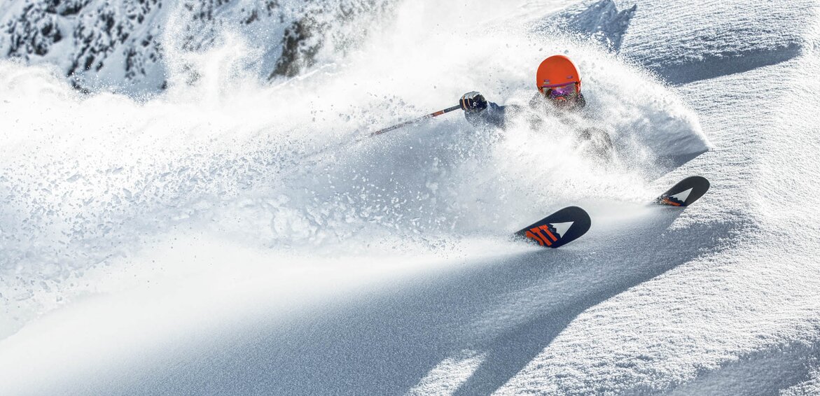 Freeriden - Silvretta Montafon | © Silvretta Montafon - Daniel Zangerl Ein Freerider genießt seine Abfahrt durch den Tiefschnee in der Silvretta Montafon | © Silvretta Montafon - Daniel Zangerl