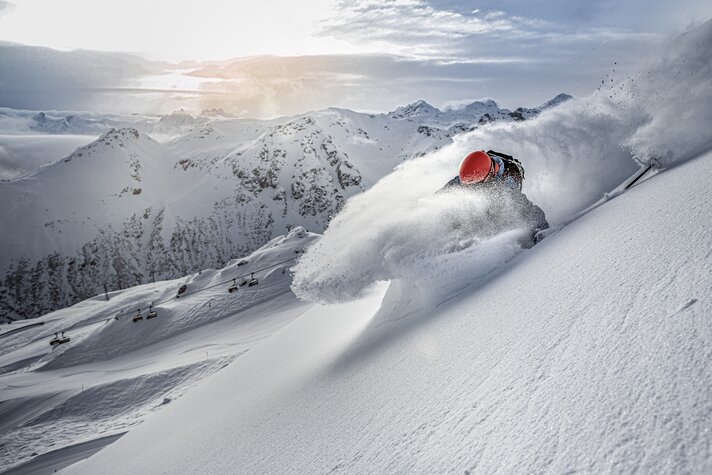 Ein Freerider fährt durch den Tiefschnee am Fels entlang in der Silvretta Montafon. | © Silvretta Montafon - Michael Müller