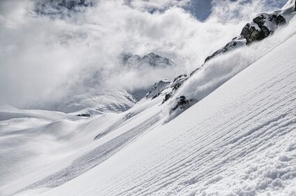 Skifahrer fährt durch den Tiefschnee in der Silvretta Montafon | © Silvretta Montafon - Michael Müller