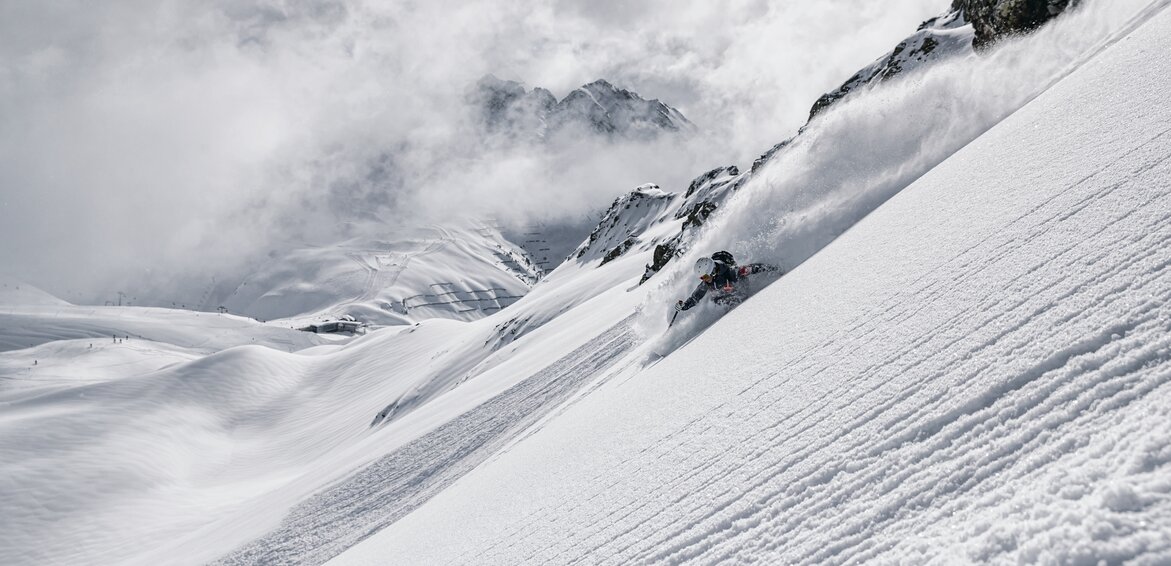 Freeriden in der Silvretta Montafon | © Silvretta Montafon - Michael Müller Skifahrer fährt durch den Tiefschnee in der Silvretta Montafon | © Silvretta Montafon - Michael Müller