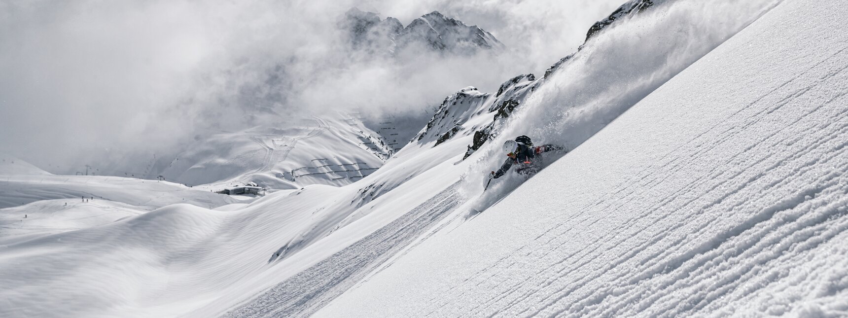Skifahrer fährt durch den Tiefschnee in der Silvretta Montafon | © Silvretta Montafon - Michael Müller