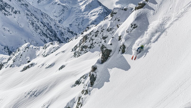 Ein Skifahrer zieht seine Line im Freeridegebiet Silvretta Montafon  | © Silvretta Montafon - Michael Müller