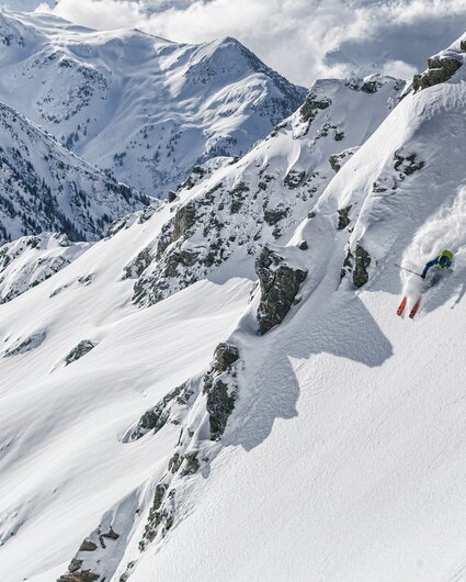 Ein Skifahrer zieht seine Line im Freeridegebiet Silvretta Montafon  | © Silvretta Montafon - Michael Müller