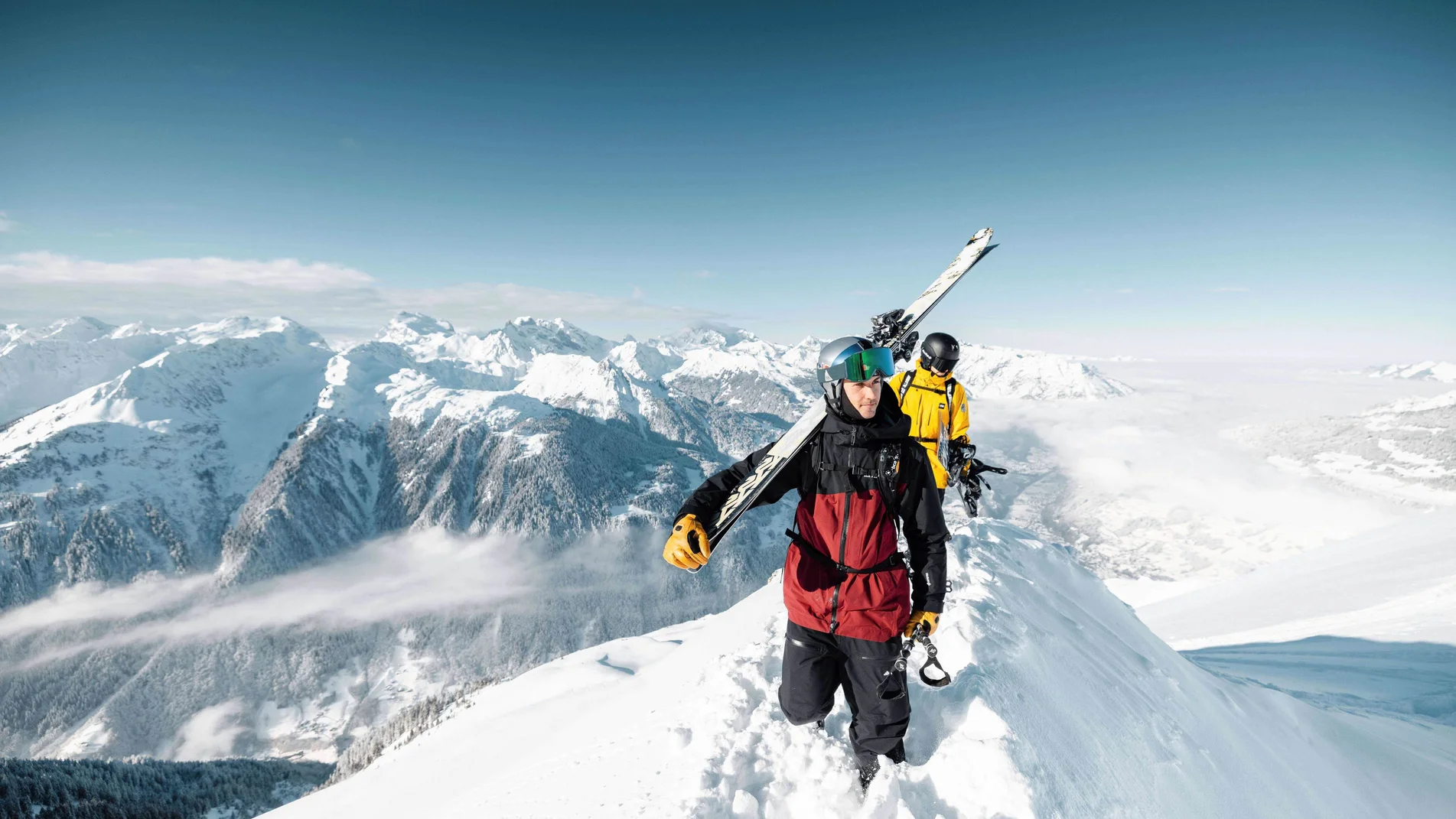 Freeriden - Silvretta Montafon | © Silvretta Montafon - Mathäus Gartner Zwei Freerider am Gipfel nach dem Aufstieg in der Silvretta Montafon. | © Silvretta Montafon - Mathäus Gartner