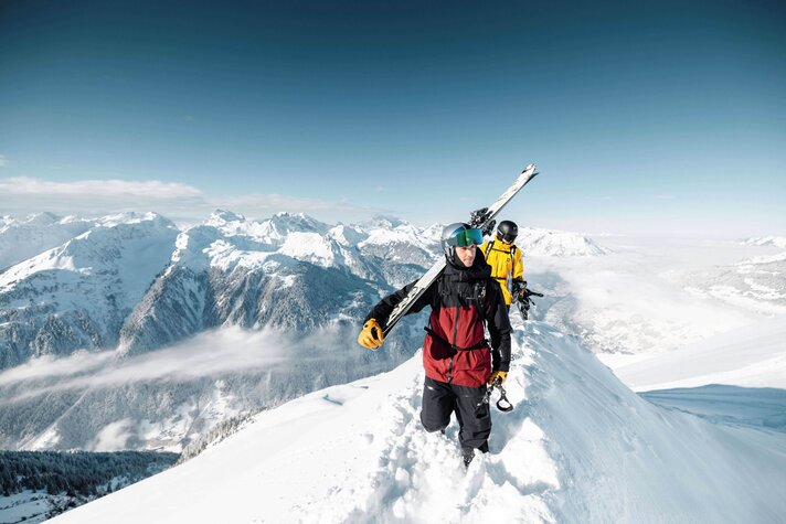 Zwei Freerider am Gipfel nach dem Aufstieg in der Silvretta Montafon. | © Silvretta Montafon - Mathäus Gartner