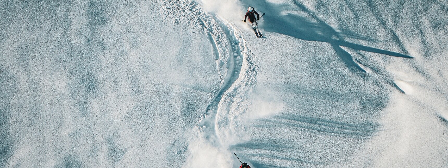 Zwei Freerider ziehen ihre Spuren am Hang durch den Tiefschnee in der Silvretta Montafon. | © Silvretta Montafon - Vanessa Strauch
