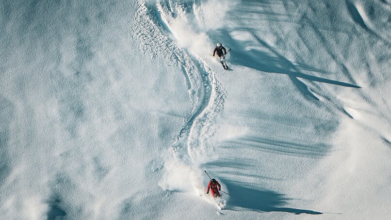 Zwei Freerider ziehen ihre Spuren am Hang durch den Tiefschnee in der Silvretta Montafon. | © Silvretta Montafon - Vanessa Strauch