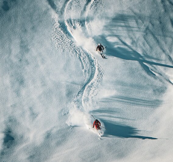 Freerider - Silvretta Montafon | © Silvretta Montafon - Vanessa Strauch Zwei Freerider ziehen ihre Spuren am Hang durch den Tiefschnee in der Silvretta Montafon. | © Silvretta Montafon - Vanessa Strauch