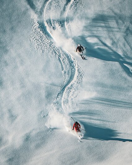 Zwei Freerider ziehen ihre Spuren am Hang durch den Tiefschnee in der Silvretta Montafon. | © Silvretta Montafon - Vanessa Strauch