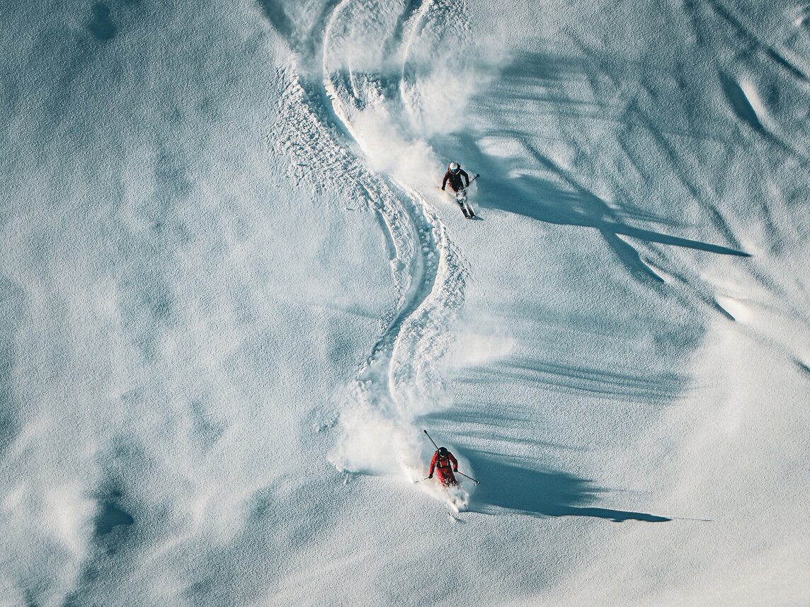 Zwei Freerider ziehen ihre Spuren am Hang durch den Tiefschnee in der Silvretta Montafon. | © Silvretta Montafon - Vanessa Strauch