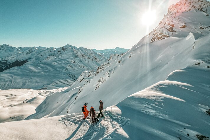 Drei Freerider stehen am Grat vor der Einfahrt in den Tiefschnee in der Silvretta Montafon. | © Silvretta Montafon - Vanessa Strauch