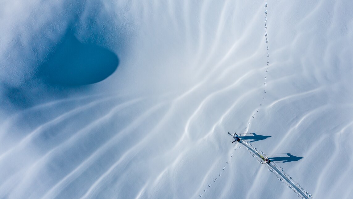 Zwei Freerider ziehen ihre Spuren im frischen Schnee durch das Gebiet der Silvretta Montafon. | © Silvretta Montafon - Highland Production