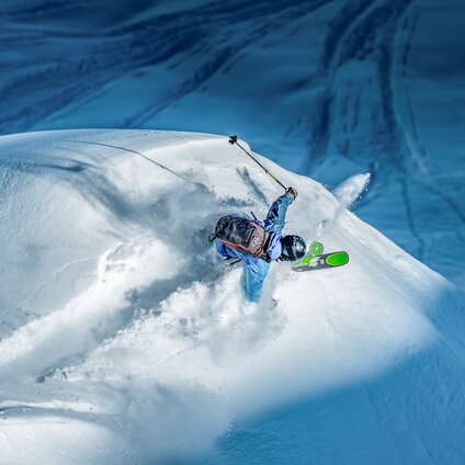 Ein Freerider von oben im Tiefschnee der Silvretta Montafon. | © Silvretta Montafon - Highland Production
