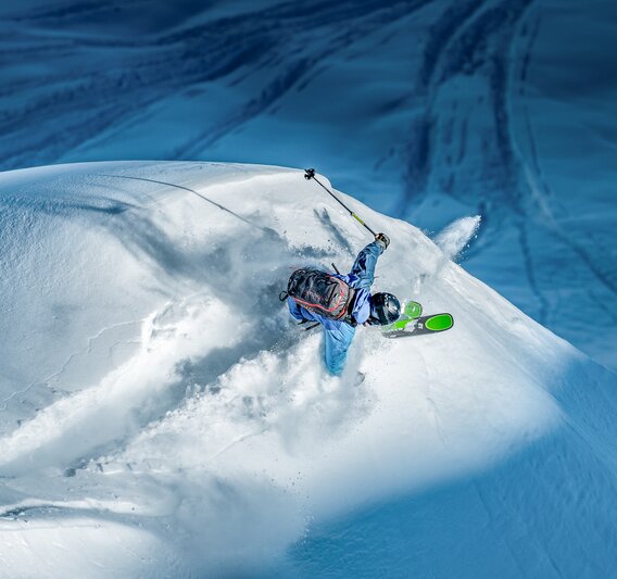 Ein Freerider von oben im Tiefschnee der Silvretta Montafon. | © Silvretta Montafon - Highland Production