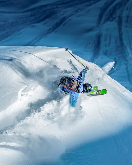 Ein Freerider von oben im Tiefschnee der Silvretta Montafon. | © Silvretta Montafon - Highland Production