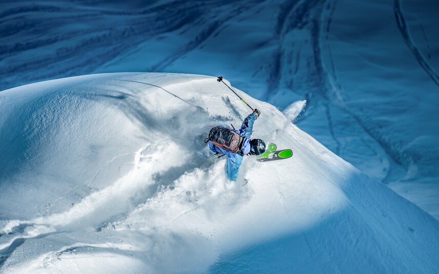Ein Freerider von oben im Tiefschnee der Silvretta Montafon. | © Silvretta Montafon - Highland Production