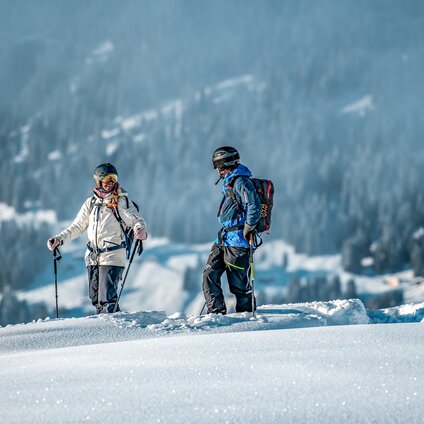 Zwei Freerider stehen im Tiefschnee in der Silvretta Montafon. | © Silvretta Montafon - Highland Production