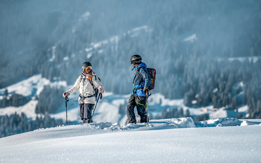 Zwei Freerider stehen im Tiefschnee in der Silvretta Montafon. | © Silvretta Montafon - Highland Production