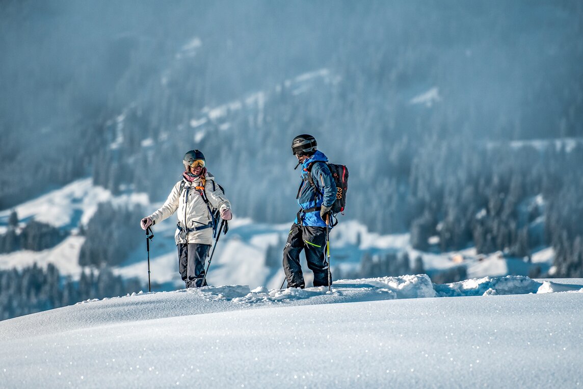 Zwei Freerider stehen im Tiefschnee in der Silvretta Montafon. | © Silvretta Montafon - Highland Production
