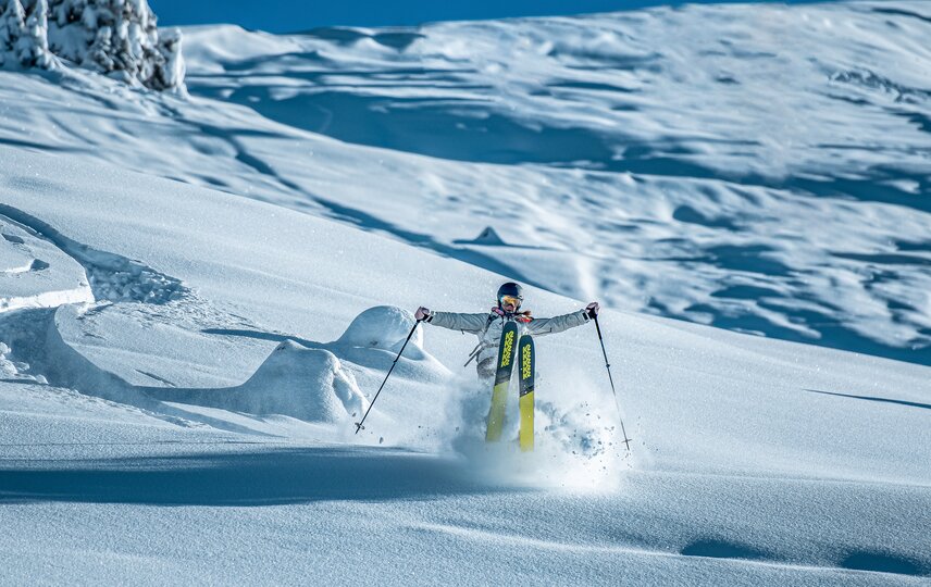 Skifahrer fährt durch frischen Tiefschnee in der Silvretta Montafon. | © Silvretta Montafon - Highland Production