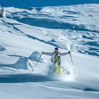 Skifahrer fährt durch frischen Tiefschnee in der Silvretta Montafon. | © Silvretta Montafon - Highland Production