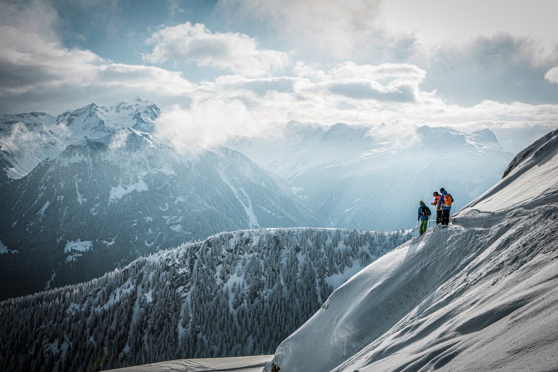 Drei Freerider vor der Abfahrt in den Tiefschnee in der Silvretta Montafon. | © Silvretta Montafon - Daniel Zangerl