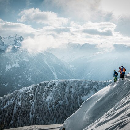 Drei Freerider vor der Abfahrt in den Tiefschnee in der Silvretta Montafon. | © Silvretta Montafon - Daniel Zangerl