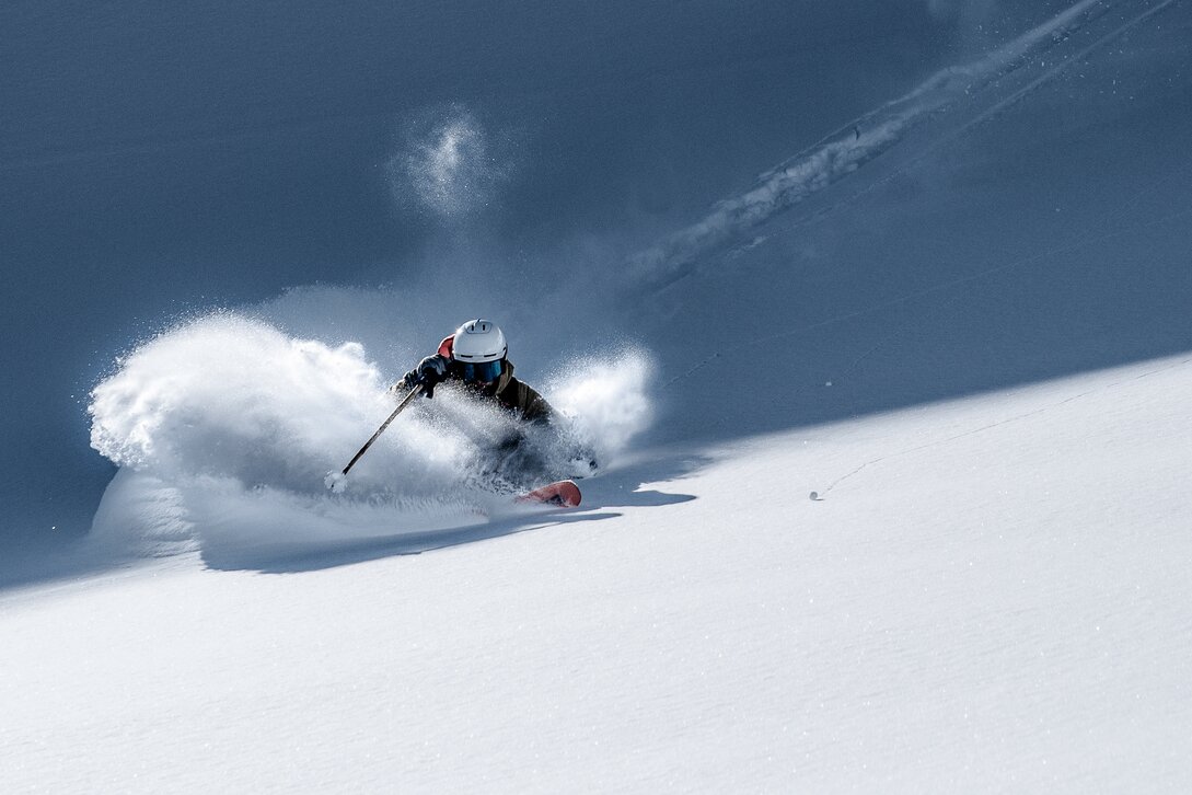 Ein Freerider fährt im Tiefschnee in der Silvretta Montafon. | © Silvretta Montafon - Lorenzo Alesi