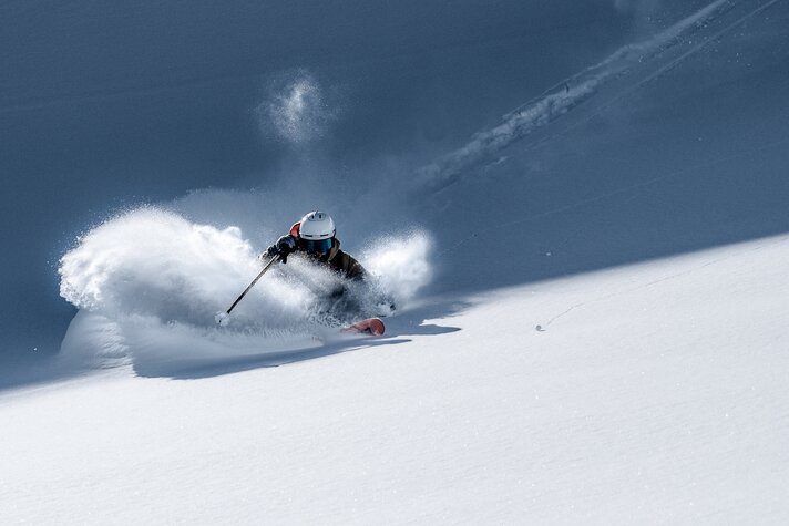 Ein Freerider fährt im Tiefschnee in der Silvretta Montafon. | © Silvretta Montafon - Lorenzo Alesi